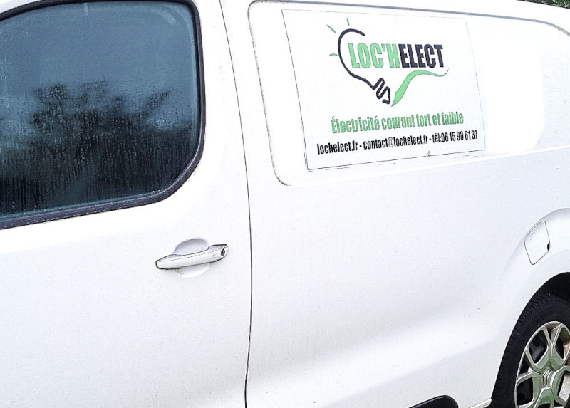 Artisan Ã©lectricien au travail